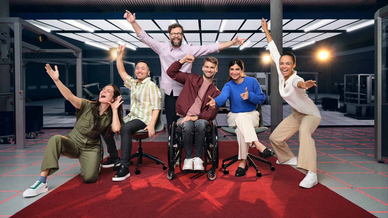 Zwei Personen diskutieren vor einer digitalen Visualisierung